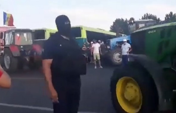 Agricultorii au reușit să treacă de blocada cu mascați. Accesul de pe traseul Chișinău-Hâncești a fost deblocat
